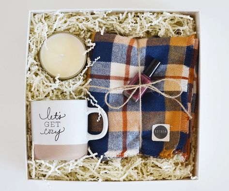 Joululahjat Diy, Fall Gift Baskets, Themed Gift Baskets, Christmas Gift Basket, Cozy Gift, Christmas Gift Baskets, Christmas Gifts For Friends, Christmas Gift Box, Diy Birthday Gifts