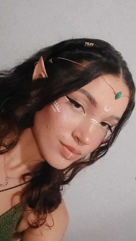 Cosplay elf Hot Elf Costume, Simple Elven Makeup, Cute Elf Cosplay, Elf Witch Costume, Elf Looks Makeup, Women Elf Costume, Forest Elf Cosplay Makeup, Elf Hair And Makeup, Elves And Fairies Costume