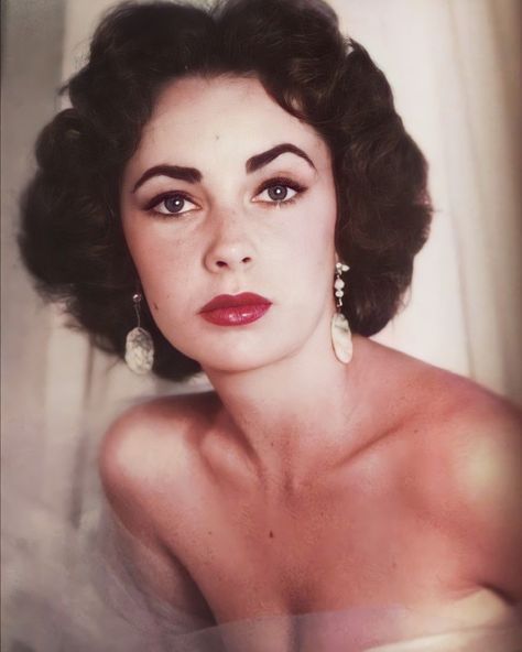 Elizabeth Taylor 50s, Elizabeth Taylor Portrait, Elizabeth Taylor 60s, Elizabeth Taylor Aesthetic, Elizabeth Taylor Makeup, Elizabeth Taylor Eyes, Elizabeth Taylor Style, Young Elizabeth Taylor, Old Hollywood Aesthetic