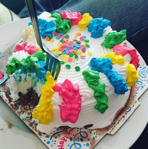 Carvel ice cream cake Carvel Ice Cream Cake, Make Ice Cream Cake, Carvel Ice Cream, Ice Cream Birthday Cake, Colorful Desserts, Creative Desserts, Homemade Snacks, Party Treats, Homemade Ice Cream