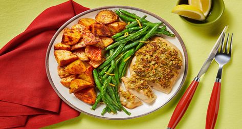 Simple, convenient, and delicious: that’s what’s in store with our Crunchy Italian Chicken Sheet Pan Bake recipe, made with pre-measured, high-quality ingredients. Hello Fresh Chicken, Chicken Sheet Pan, Fresh Meal, Low Carb Meals, Fresh Meals, Cream Sauce Recipes, Hello Fresh Recipes, Best Dinner, Fresh Recipes