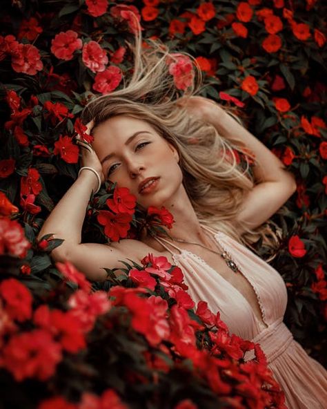 Woman Laying, Photoshoot Concept, Aesthetic Images, Wigs For Black Women, Smile Face, Art Stuff, Pose Reference, Red Flowers, Lightroom Presets