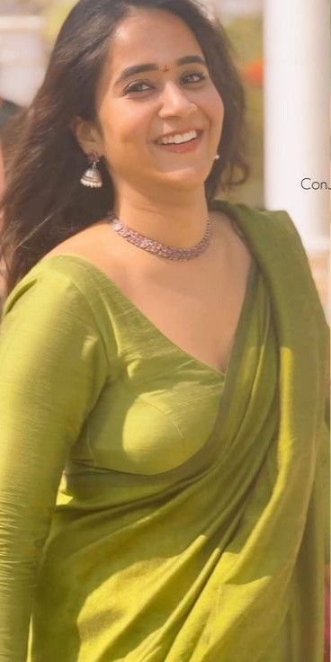 Deepti Sunaina Saree, Deepthi Sunaina In Saree, Deepti Sunaina, Deepthi Sunaina, Lion Wallpaper, Hot Dresses Tight, Indian Goddess, Hot Women Dress, Men Stylish Dress