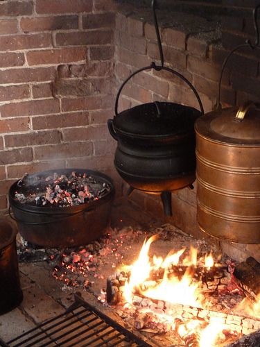 Cranberry Pudding, Primitive Fireplace, Cooking Workshop, Fireplace Cooking, Onion Pie, Tin Pots, Colonial Kitchen, Cornish Hens, Wood Heater