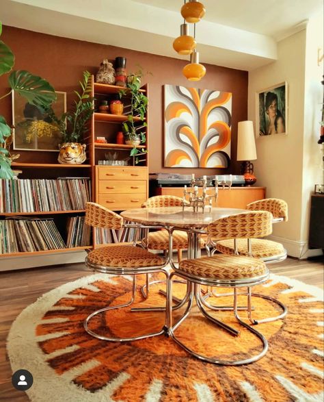 50s Style Dining Room, 70s Living Room Modern, 70s Inspired House Decor, 1970s Living Room Interior Design, 70s Style Home Decor, 70s Style Living Room Vintage, 60’s Home Decor, Retro Rugs Living Room, 70s Inspired Kitchen