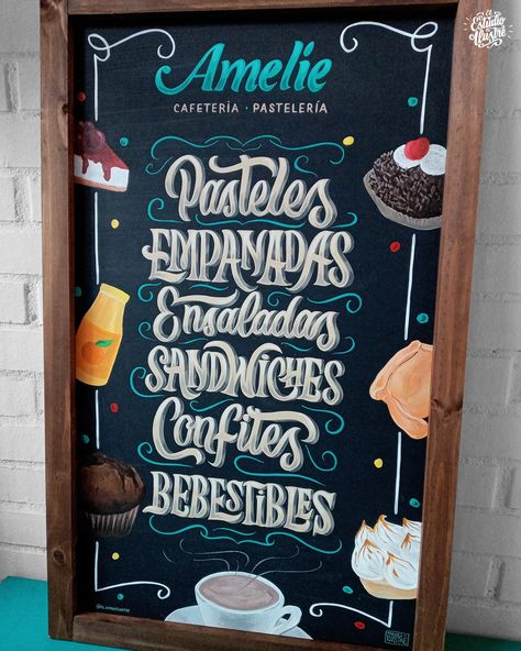 Pizarra con Dibujo de Pasteles, Tortas, Jugos y Café pintados a Mano con Lettering Cursiva Escrito a Mano para Cafetería Pizarras Ideas, Chalk Lettering, Menu Boards, Window Art, Chalkboard Art, Cake Shop, Menu Design, Painted Signs, Amelie