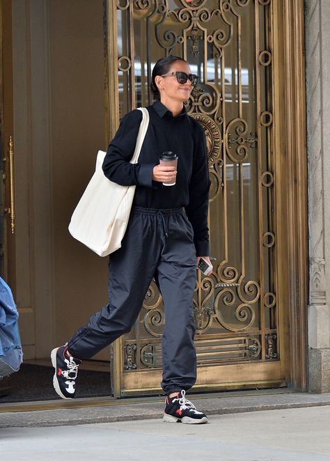 Navy Street Style, Katie Holmes 2022, Katie Holmes Street Style, Celebrity Winter Style, Sport Street Style, Celebrity Summer Style, Katie Holmes Style, Celebrity Style Men, Celebrity Style Icons