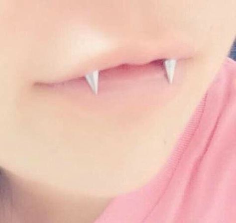 Angel Bites Piercing, Angel Bites, Mouth Piercings, Piercing Inspo, Smiley Piercing, Face Piercings, Vampire Fangs, Cool Piercings, Cute Piercings