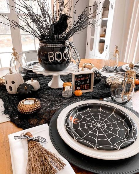 Table Decor For Halloween, Halloween Decorations Table Dining Rooms, Halloween Dining Room Table, Halloween Dinning Room Table Decorations, Halloween Table Settings Ideas, Halloween Dinner Table Decor, Halloween Centerpiece Ideas Table, Halloween Decorations Table, Halloween Dining Table Decor