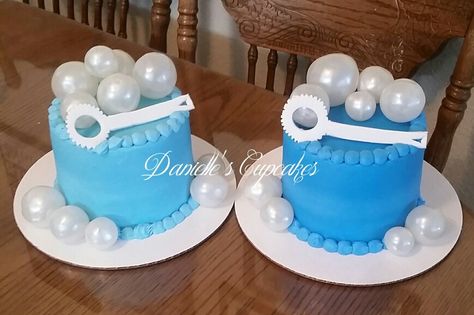 Bubble themed cake smashers.  Gelatin bubbles Bubble Cupcakes Ideas, Bubble Theme Cupcakes, Bubble Cake Pops, Bubble Cake Birthday, Bubble Themed Birthday Cake, Bubble Themed Birthday Party Decorations, Bubbles Birthday Party Theme, Bubble Cake Ideas, Bubble Birthday Party Ideas