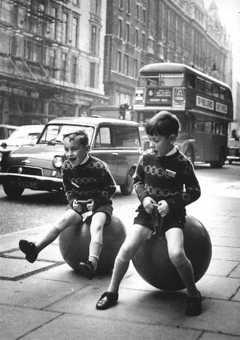 Kids Playing With Skippy Balls, London Circus Strongman, Kids Nowadays, Willy Ronis, Smartphone Fotografie, Vintage Foto's, Kids Computer, Wow Photo, Vintage Children Photos, Robert Doisneau