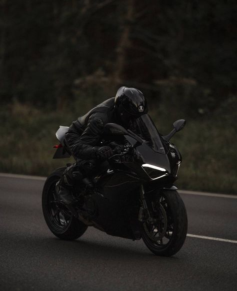 Motorcycle Guy, Hot Biker Guys, Biker Photography, Motos Yamaha, Image Moto, Biker Photoshoot, Bike Aesthetic, Motorcycle Aesthetic, Biker Aesthetic