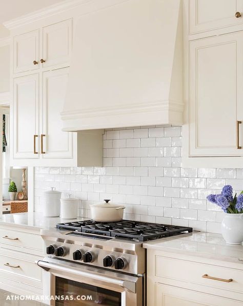 White Hood Cover Kitchen, Oven Range Hood Ideas Small Kitchen, Modern Oven Hood Ideas, Small Range Hood Ideas, White Oven Hood, Range Vent Hood Ideas, Stove Range Hood Ideas, Oven Range Hood Ideas, Kitchen Hoods Ideas