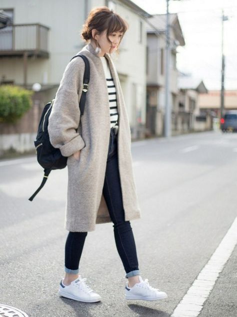 Most of my days involve simple tops over jeans, at a desk. Outfits like this seem to translate well indoors Travel Outfit Japan, Japan Winter Fashion, Korean Winter Outfits, Japan Outfits, Japan Winter, Winter Travel Outfit, 일본 패션, Japan Outfit, Elegante Casual