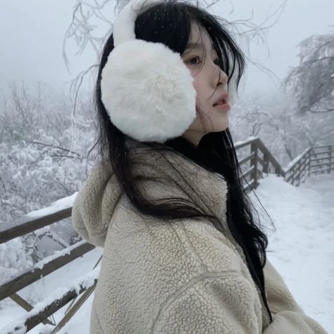 Korean Winter, Snow Girl, Korean Aesthetic, Uzzlang Girl, Winter Girls, Winter Pictures, Winter Fits, Winter Aesthetic, Cute Poses