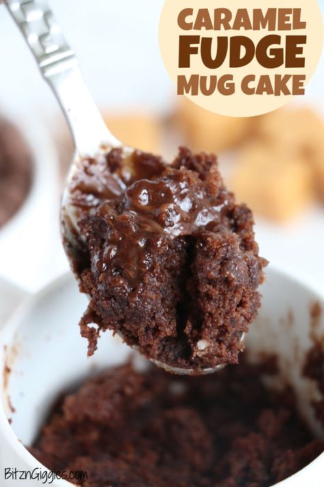 Caramel Mug Cake, Microwave Cupcake, Microwave Recipes Dessert, Cake Microwave, Fudgy Chocolate Cake, Dessert In A Mug, Microwave Dessert, Fudge Chocolate, Brownie In A Mug