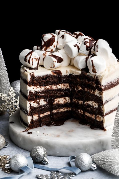 Hot Chocolate cake Grandma Desserts, Cake With Marshmallow Frosting, Hot Chocolate Cake Recipe, Chocolate Marshmallow Cake, Hot Chocolate Cake, Easy Christmas Cake Recipe, Mini Christmas Cakes, Marshmallow Cake, Chocolate Fudge Sauce