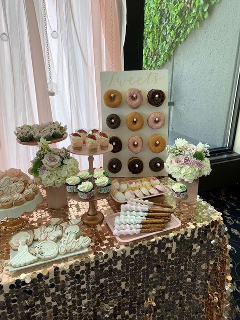 Rose Gold Bridal Shower Ideas, Gold Bridal Shower Ideas, Rose Gold Bridal Shower Decor, Gold Bridal Shower Decorations, Boho Bridal Shower Decorations, Bridal Shower Desserts Table, Bridal Shower Decorations Elegant, Green Bridal Showers, Bridal Shower Champagne