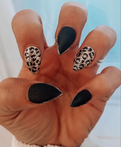 Black And Tan Leopard Nails, Cheetah Halloween Nails, Black Nails With Leopard Design, Cheetah Dip Nails, Fall Cheetah Print Nails, Black Almond Nail Ideas, Black Almond Nails, Tiger Nails, Cheetah Print Nails