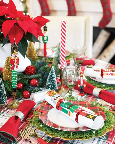 Christmas Crackers Table Setting, Flocked Garland, Cottage Journal, Christmas Table Setting, Table Scapes, Beautiful Table Settings, Holiday Centerpieces, The Nutcracker, Christmas Crackers