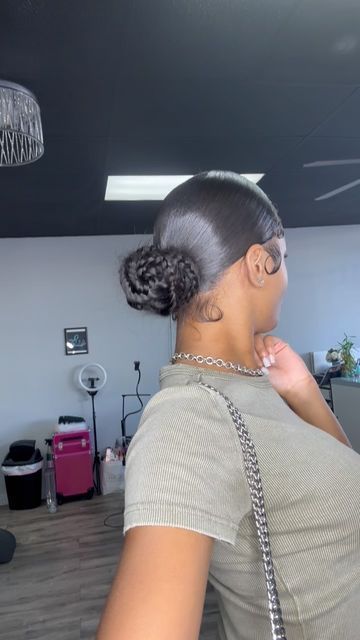 LA HAIR STYLIST🎀 on Instagram: "NEW STYLE ALERTTT🚨 Get intoooo this fishtail bun🤪😍😍 • • • #sleekhair #sleekponytail #braid #braidedponytail #lahairstylist #sleekbun #bun #babyhair #hair #lahair #explore #explorepage #evrythng1k #losangeles #losangeleshair #sleek #ponytail #sleekponytail #explorepage #evrythng1k #losangeles" Fishtail Bun Updo, Low Slick Bun, Fishtail Bun, Bun Updo, Sleek Bun, Pink Wig, Sleek Ponytail, Sleek Hairstyles, Braided Ponytail