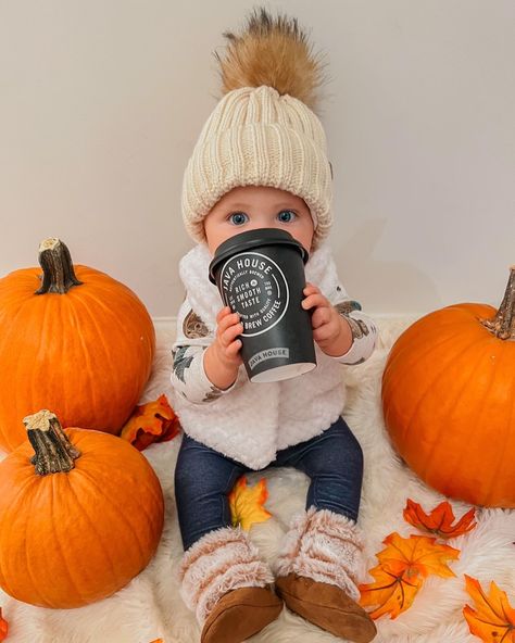 Newborn Starbucks Photoshoot, Starbucks Baby Photoshoot, Monthly Photoshoot, Pregnancy Pics, Maternity Photography Poses Pregnancy Pics, Baby Fall, Fall Photography, Maternity Photography Poses, Monthly Photos