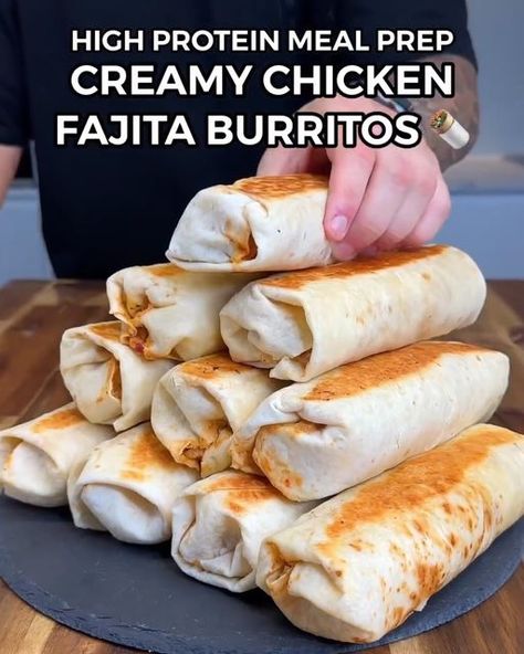 High protein low calorie recipes on Instagram: "1️⃣ or 2️⃣? Which 🌯 do you prefer?  Checkout the Elite Low Calorie & Fakeaway Favourites Cookbooks for more exclusive High Protein & Low Calorie Recipes! 🧑‍🍳📖  1️⃣ High Protein Creamy Chicken Fajita Burritos🌯 By @_aussiefitness 👈  Easy Meal Prep With 56g Protein💪🏼  (Macros: Per Burrito - 10 Total) 498 Calories 34.6gC | 11.6gF | 56gP  Ingredients: 1.3KG Diced Skinless & Boneless Chicken Breast (raw weight) 1/2 Packet Fajita Seasoning (Old El Paso - store bought or homemade) 400g Red Enchilada Sauce (Old El Paso - or tomato passata) 500g Diced Capsicum/Bell Peppers 1 Diced Onion Light Cooking Oil Spray (Frylight) Salt Parsley 600g Low Fat Cottage Cheese 130g Light Cream Cheese (or light laughing cow cheese) 1/2 Packet Fajita Seasoning 8 Low Cal High Protein Chicken Recipes, Creamy Chicken Fajita Burrito, Creamy Chicken Burritos, 600 Calorie Meals High Protein, Laughing Cow Recipes, Low Calorie Burrito, Laughing Cow Cheese Recipes, High Protein Burrito, High Protein Low Fat Meals