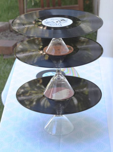 Record Cake Stand, Festa Rock Roll, Record Cake, Diy Record, 50s Theme Parties, Sock Hop Party, Record Crafts, Rock N Roll Party, Rock Star Party