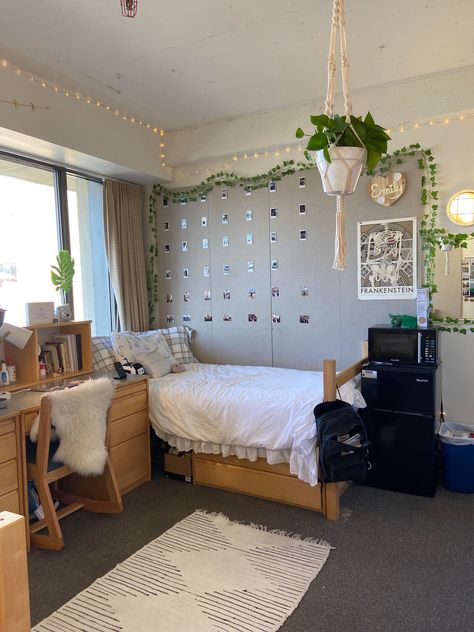 Cute Dorm Rooms Minimalist, Smart Dorm Room Ideas, Dorm Room Inspiration College Minimalist, Cozy Dorm Room Ideas Minimalist, Modern Dorm Room Ideas, Earth Tone Dorm Room, Vintage Dorm Room Ideas, Kpop Dorm, Dorm Things