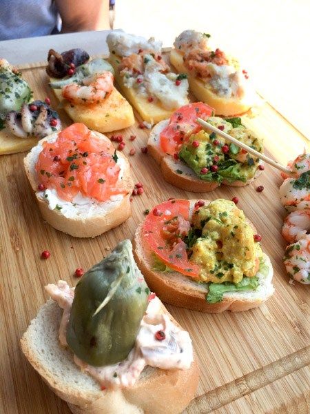 Pintxos Recipes, Venice Food, Recipes Delicious, Italian Dinner, Snacks Für Party, Light Lunch, World Recipes, Italian Dishes, Mediterranean Recipes