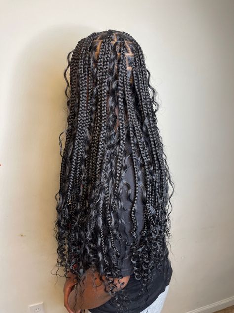 Knotless Box Braids Medium Goddess, Knotless Goddess Braids With Curly Ends, Medium Long Bohemian Knotless Braids, Medium Bohemian Knotless Braids Waist Length, Small Medium Goddess Knotless Braids, Boho Braids Waist Length, Boho Braids Medium Size, Medium Short Bohemian Knotless Braids, Godness Boho Braids