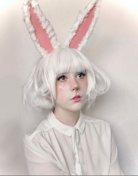 March Hare Costume, Bird Makeup, Bunny Makeup, Dark Makeup Looks, Drawing Refrences, Bunny Cosplay, Oc Aesthetic, Vibrant Makeup, Creepy Halloween Makeup