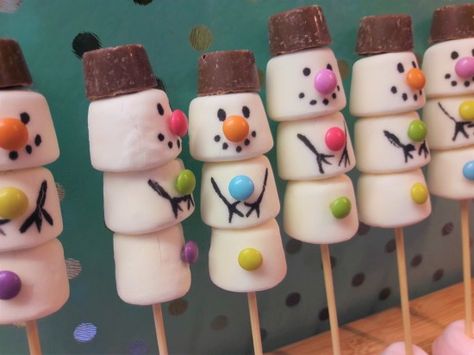 Christmas Crafts Edible, Christmas Candy Kabobs Diy, Easy Kids Christmas Baking, Chocolate Bar Snowman Gloves, Christmas Cooking Activities For Kids, Christmas Food Kids Cute Ideas, School Christmas Fayre Ideas, Simple Christmas Treats For Kids, Snowman Treats For Kids