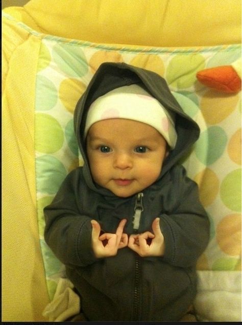 Are u freaken kidding!?! This would be Cam's favorite child EVER!! hahah "Blood"..freaken kid (: From the street. Respect the block. Muzică Rock, Taustakuva Iphone Disney, Gang Signs, Foto Langka, Funny Profile, Funny Profile Pictures, Funny Reaction Pictures, Thug Life, E Card