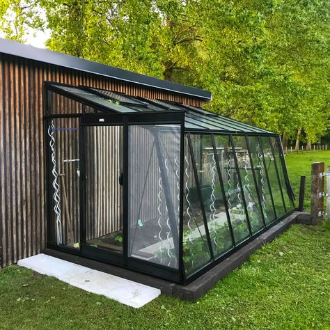 You can also place your greenhouse against the wall of your house or other building. Patio Against Garage Wall, Greenhouse Against Wall, Greenhouse Against House, Outdoor Barbeque Area, Greenhouse Shed Combo, Nomad Living, Entry Patio, Window Greenhouse, Modern Greenhouses