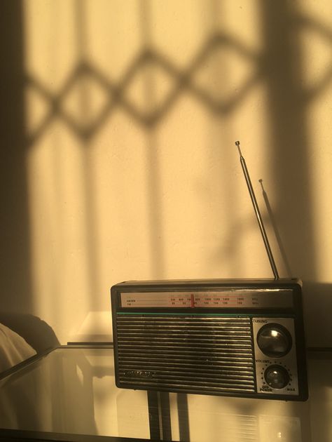 Just a cool classic radio captured in sunset. Retro Radio Aesthetic, Old Radio Aesthetic, Vintage Radio Aesthetic, 70s Radio, 90s Radio, Radio Aesthetic, Radio Reference, Ancient Music, Life In Egypt