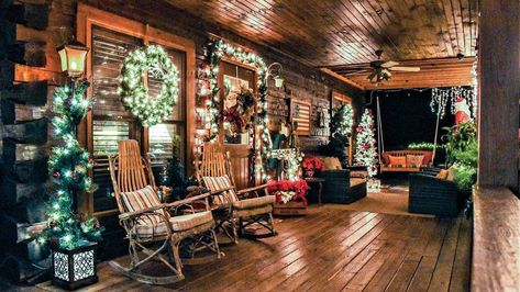 Cabin Christmas Lights Outdoor, Log Cabin Front Porch Christmas Decor, Christmas Cabin Interior, Christmas In A Cabin, Cozy Cabin Decor Living Room, Cabin Front Porch Ideas, Cozy Cabin Christmas Decor, Log Cabin Christmas Decor, Cabin Chic Decor