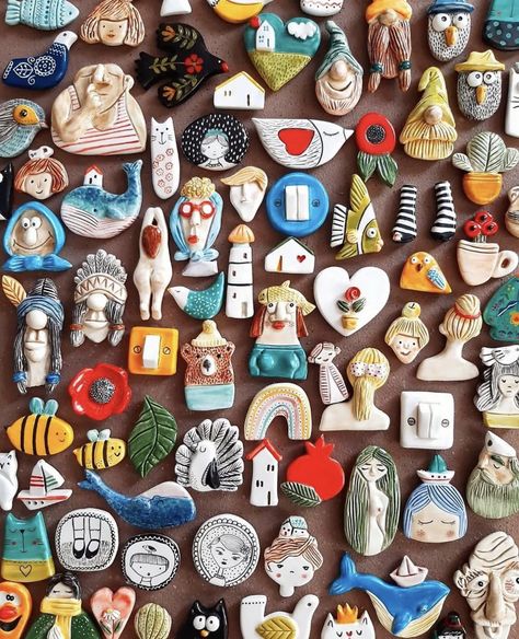 Diy Ceramic Magnets, Cute Clay Ornaments, Air Clay Magnets, Ceramic Magnets Ideas, Cute Clay Magnets, Magnets Clay, Ceramic Charms, Slab Ceramics, Clay Magnets