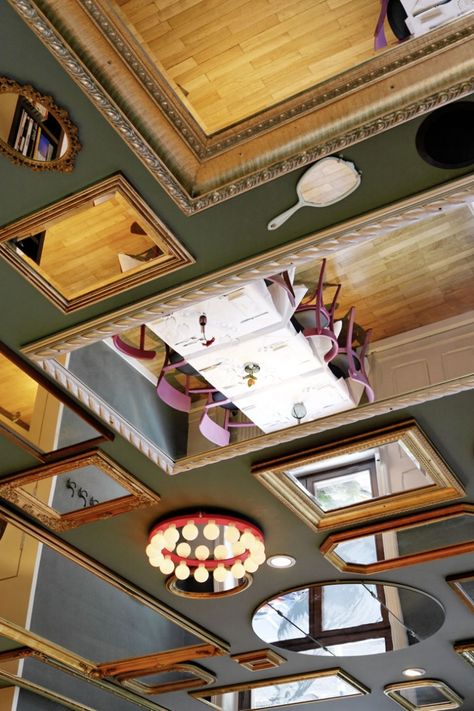 Bella Italia mirrored ceiling Decoration Studio, Mirror Ceiling, Eclectic Kitchen, Kitchen Ceiling, False Ceiling Design, Design Del Prodotto, Belem, Restaurant Interior Design, The Ceiling