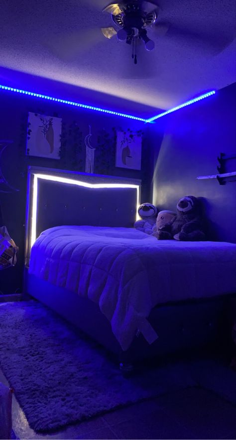 Everskies Bedroom, Bedroom Ideas For Small Rooms Led Lights, Led Lights Aesthetic Wallpaper, Bett Aesthetic, Small Room Decor Bedroom, Bedroom Girly, Hypebeast Room, Neon Bedroom, Easy Room Decor