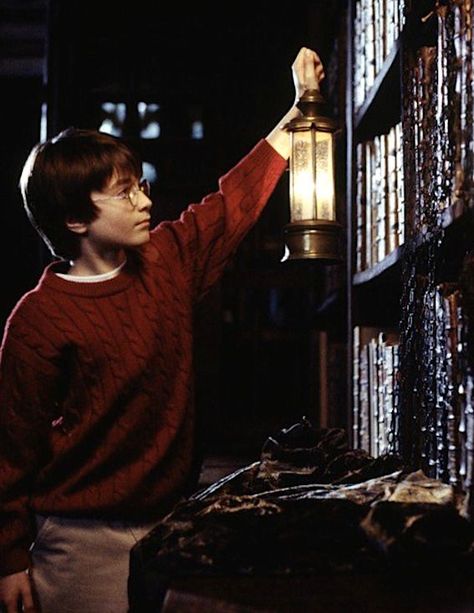 Daniel Radcliffe as Harry Potter in Harry Potter and the Sorcerer’s Stone - 2001 Nicolas Flamel, Hogwarts Library, George Peppard, Shirley Jones, Harry Potter Scene, The Sorcerer's Stone, Newt Scamander, Potter Facts, Harry Potter Costume