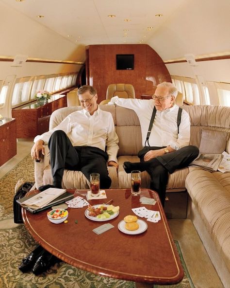 Bill Gates and Warren Buffett enjoying drinks on a NetJets Boeing 737 Business Jet. 🛩️ In 1995 Warren Buffett became a NetJets owner… | Instagram Boeing Business Jet, Famous Lifestyle, Mens Luxury Lifestyle, Luxury Lifestyle Women, Wealthy Men, Vintage Lifestyle, Rich Lifestyle, Warren Buffett, Luxury Lifestyle Dreams