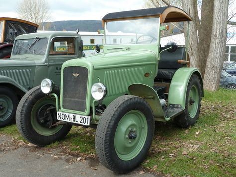 Hanomag RL 20 steht bei der Oldtimerausstellung der Traktor-Oldtimer-Freunde Wiershausen, April 2012 Armoured Vehicles, April 2012, Cool Gadgets To Buy, Box Jewelry, Cool Gadgets, Tractor, Antique Cars, Jeep, Classic Cars