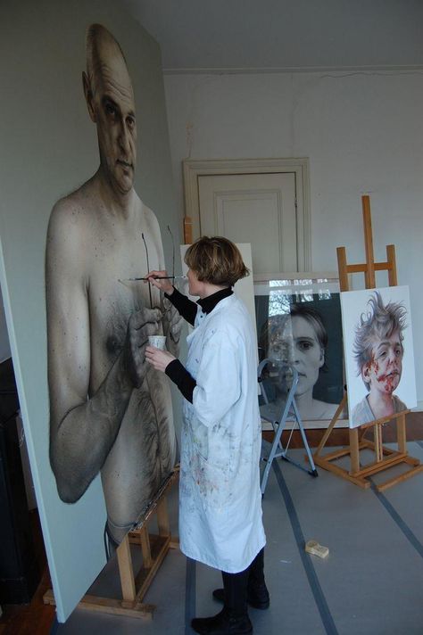 Annemarie Busschers raw realistic portraits and self-portraits mirror today’s self-obsession - Artpeople Gallery Annemarie Busschers, Painting A Portrait, Art Studio Space, Collage Kunst, Louise Bourgeois, Realistic Paintings, Wow Art, Contemporary Artist, Famous Artists