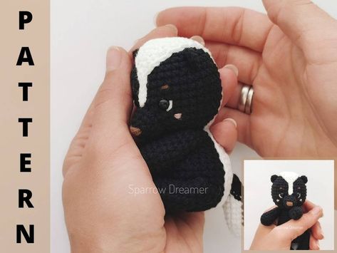 Crochet Skunk, Tiny Things To Make, Cute Tiny Things, Crochet Wolf, Snake Crochet, Crochet Snake, Pig Crochet, Crochet Bears, Bee Crochet