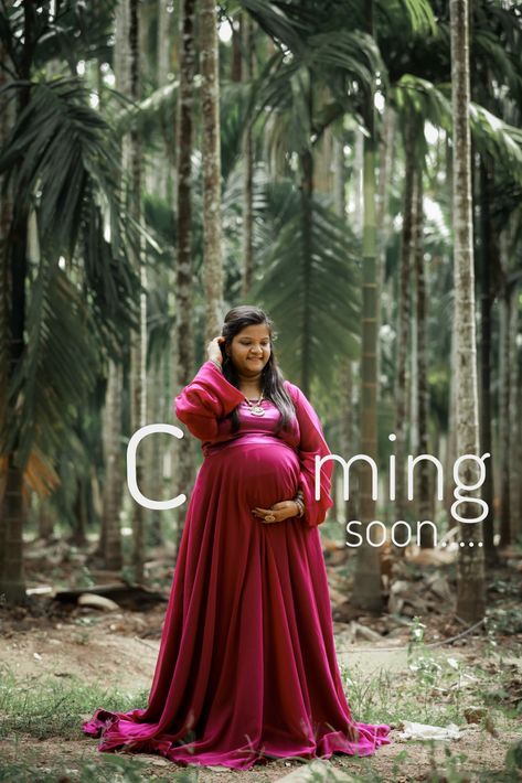 Metarnaty Photoshoot, Maternity Suit Photoshoot, Meternati Photo Shoot Indian, Metarnity Photoshoot Indian At Home, Baby Shower Poses Mom, Maternity Photoshoot Poses Indian, Pre Baby Photoshoot, Cute Pregnancy Photos At Home, Indian Maternity Photoshoot