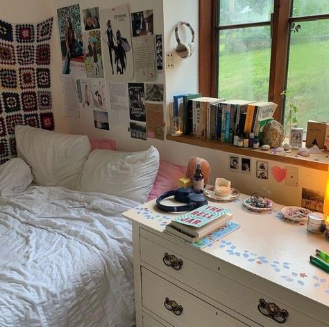 Artsy Room Aesthetic, Minimalistic Room Aesthetic, Room Inspo Minimalist Japanese, Arriety's Room, Studio Ghibli Vibes Room, Arrietty Bedroom Aesthetic, Japan Dorm Room, Cute Rooms, University Room