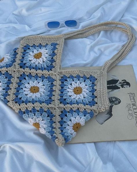 Crochet Tote Bags Free Patterns, Crochet Tote Bags, Daisy Bags, Graph Crochet, Granny Square Bag, Crochet Shop, Crochet Market Bag, Crochet Business, Crochet Daisy