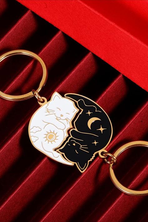 Affiliate Link for two cats cuddling keychains. Adorable gift for birthdays, valentines day, best friends, or relationships Gift Ideas For Significant Other, Keychain Ideas For Boyfriend, Cat Gifts For People, Preppy Keychains, Matching Keychains Couples, Matching Couple Stuff, Cats Cuddling, Keychain For Boyfriend, Matching Couple Gifts