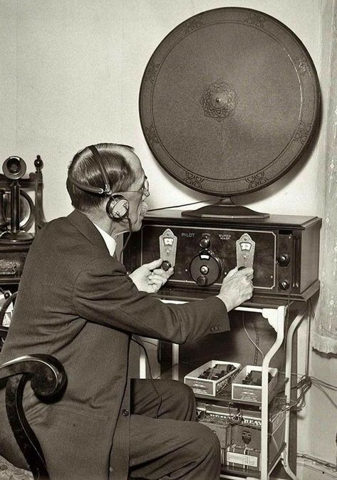 1930s Radio, Radio Aesthetic, On Air Radio, Shorpy Historical Photos, Golden Age Of Radio, Ham Radio Operator, Radio Usa, Retro Radio, Vintage Radios